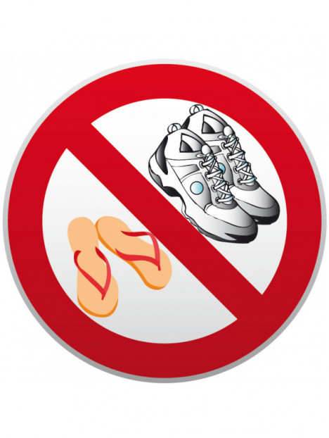 Chaussures et tongs interdites